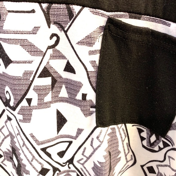 Yu Fei Black and White Women’s Top. - Picture 3 of 3